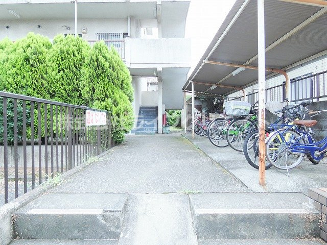 ハイブリッヂマンションのエントランス