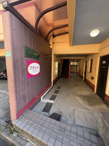 プラーズ南池袋のエントランス