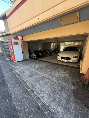 プラーズ南池袋の駐車場