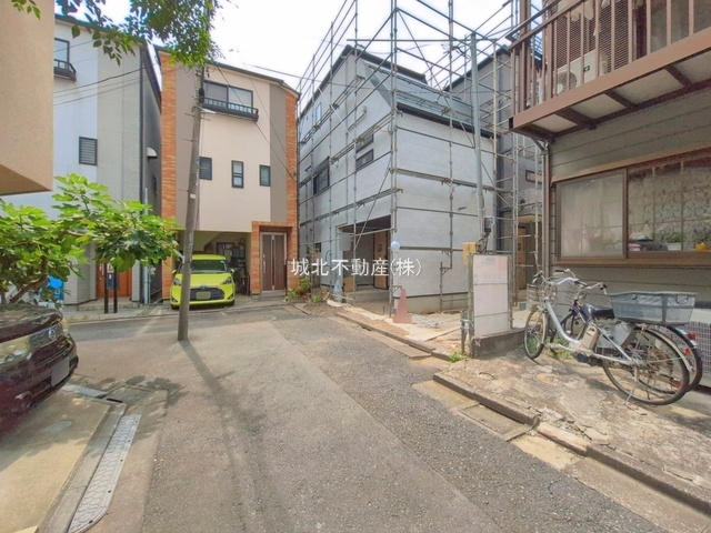 杉並区南荻窪3丁目 全2棟A号棟の前面道路含む現地写真|東側4.00㎡私道に面する戸建て
南に川を望む、開放感あふれる住まい