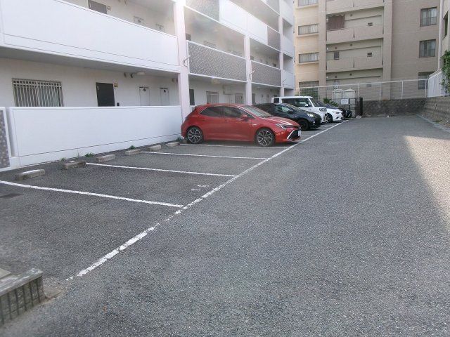 フェリスメンテ狩口台の駐車場