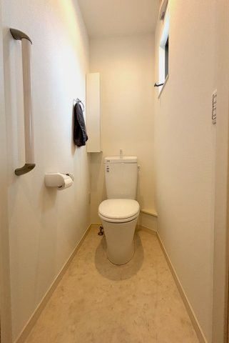 「画像は実際の写真にAI加工（家具や調度品の削除や配置）を加えたもので実際とは異なる場合があります。」2階トイレ