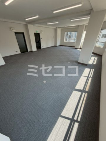 佐谷中央ビル　BRAVI不動産の内装|【佐谷中央ビル】明るい色調の室内です
