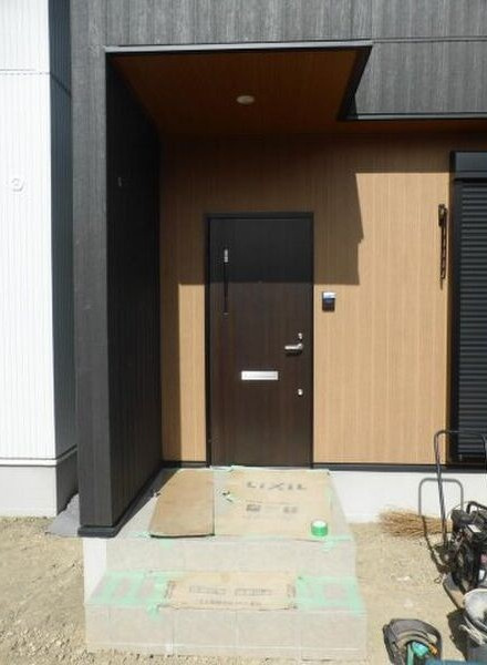 長久手市戸建賃貸 黒の家のエントランス