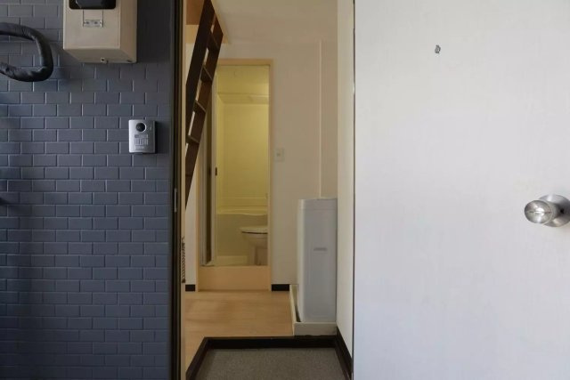 AP1073 クロノス北烏山の玄関