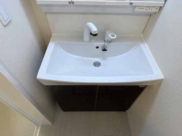 仮）八王子市北野町マンション新築工事の洗面所|洗髪洗面化粧台（イメージ）