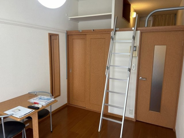 レオパレスグランパルク小柳の居間・リビング