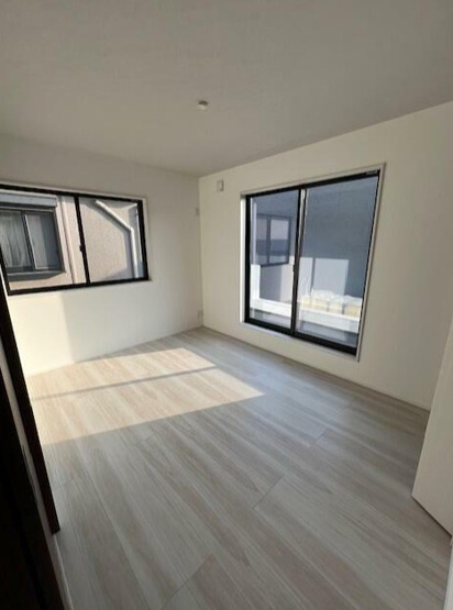 【居間・リビング】 | 深谷町戸建て | こちらのリビングで趣味の時間をお楽しみください