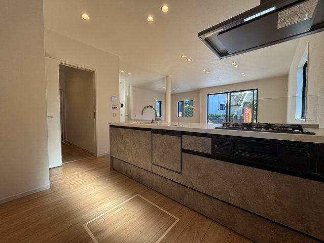 八王子市下柚木2期 新築戸建てのキッチン|対面式キッチンは、キッチンからリビング全体を見渡せるので子育て中のご家庭にも嬉しい作りになっています。大きなお鍋もストレスフリーで洗える広いシンクが魅力的です。