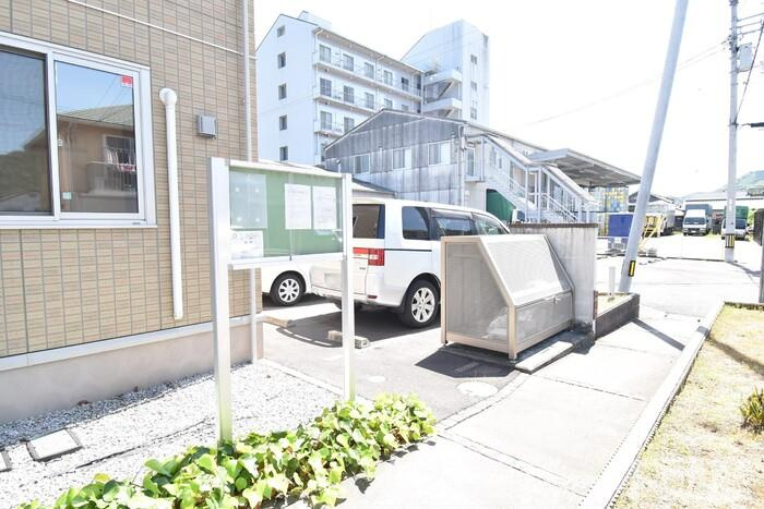 スマートフォー B館のその他共用部分|お知らせ板・ゴミ庫