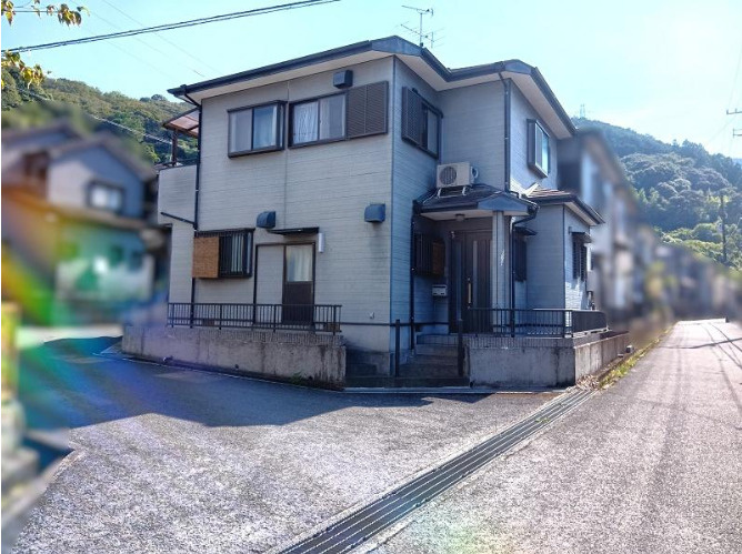 「ウォークインクローゼットと納戸付き4LDK」高知市針木南　中古一戸建ての外観|落ち着いた街並みに調和する外観です♪