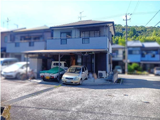 「ウォークインクローゼットと納戸付き4LDK」高知市針木南　中古一戸建ての駐車場|駐車スペースはカーポート付き♪