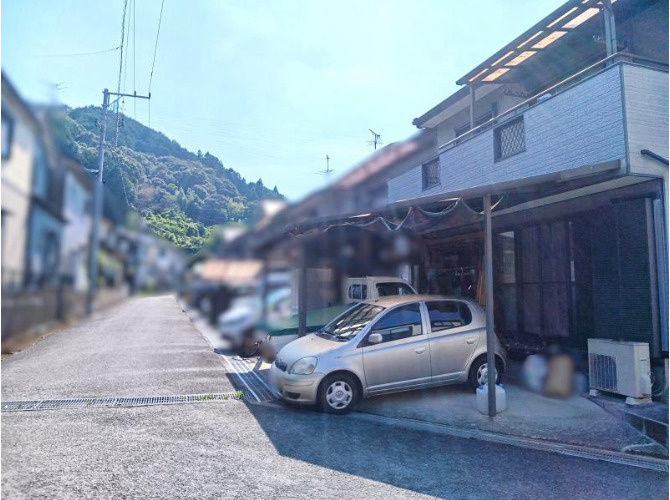 「ウォークインクローゼットと納戸付き4LDK」高知市針木南　中古一戸建ての前面道路含む現地写真|駐車スペースはカーポート付き♪