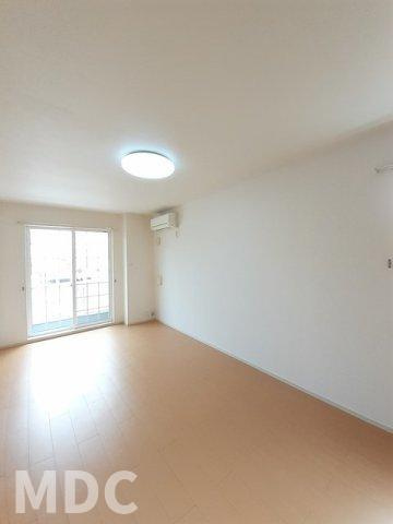 徳島市中前川町４丁目のアパートの居間・リビング