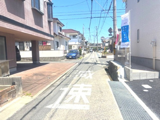 【前面道路含む現地写真】 | 佐伯区八幡1丁目（全6棟）No1 | 物件の前面道路は平坦で、周囲は落ち着いた住宅街となっています。見通しが良く、車の出し入れもスムーズに行える環境です。周辺は交通量が比較的落ち着いており、小さなお子様の通学時も安心感があります。