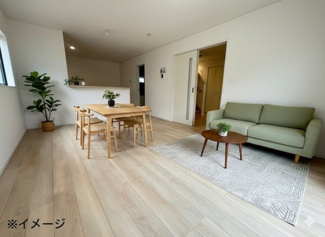 【居間・リビング】 | 安芸郡熊野町呉地1丁目　全7区画　NO3 | 明るくナチュラルな色調のフローリングが広がるLDK。17帖の広さがあり、家具の配置がしやすい縦型のレイアウトです。隣接する廊下への動線もスムーズです。