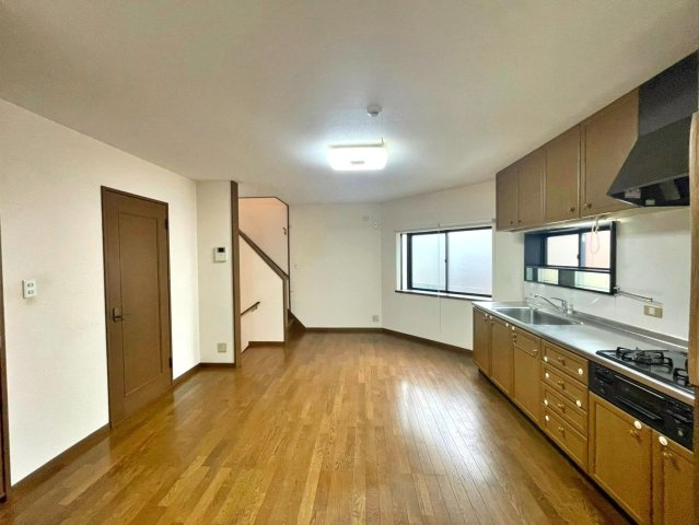寝屋川市堀溝３丁目の居間・リビング|窓が多く明るく風通しの良いお部屋です！
