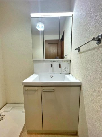 寝屋川市堀溝３丁目の独立洗面台|明るい三面鏡付きの洗面化粧台です。
