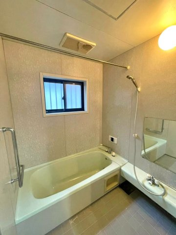 寝屋川市堀溝３丁目の浴室|ゆったり足を延ばせる広さのある浴室です！
冬にうれしい追い炊き機能付き！