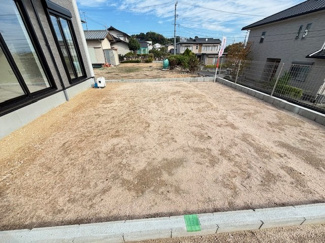 【庭】 | 廿日市市物見西1（前空駅）全2区画　NO1 | リビングから直接出入りできるゆとりあるお庭スペース。南東向きで日当たりが良く、家庭菜園やDIY、お子様の遊び場など、住まう方の好みに合わせて自由に活用できる開放的なプライベート空間です。