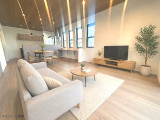 【居間・リビング】 | 東広島市八本松南5丁目（全4区画）No２　 | 18帖のゆとりあるLDK。ダイニング側には使い勝手の良いスタディカウンターを完備しており、お子様のお勉強スペースや在宅ワークのデスクとして多目的に活用できます。