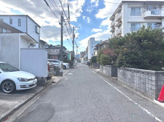 【前面道路含む現地写真】 | 廿日市市桜尾１（JR廿日市駅）B号棟　ZEH水準住宅 | 前面道路は南東側公道（幅員約5.5m）に面しています。道路の向かい側には郵便局があり、日々の発送や手続きに便利な住環境です。駅へのアクセス経路も平坦で歩きやすい道のりとなっています。