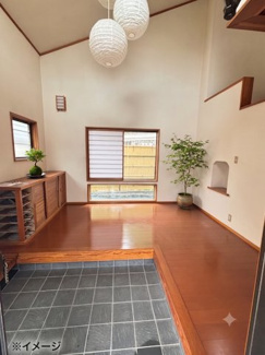 【玄関】 | 廿日市市阿品4丁目【87坪】【中古戸建】 | 吹抜け仕様で圧倒的な開放感を誇る玄関ホール。高窓から自然光が優しく差し込み、明るい空間が広がります。質感のあるタイル床や木目の美しい上り框など、注文住宅ならではの高品位な設えです。