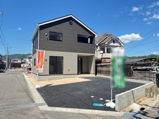 【外観】 | 安芸郡熊野町城之堀1丁目　全10区画　NO10 | モノトーンを基調とした、落ち着きのあるモダンな外観デザイン。前面道路との高低差も少なく、スムーズな入出庫が可能です。周辺は戸建が立ち並ぶ穏やかな住環境で、採光を妨げにくいゆとりある配置となっています。