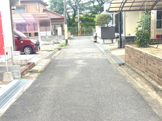 【前面道路含む現地写真】 | 安芸郡坂町小屋浦3丁目（JR小屋浦駅）全1棟 | 物件の前面道路は北側4mの公道に面しています。周囲は戸建てが並ぶ落ち着いた住宅街で、通り抜けの車が少なく、小さなお子様がいるご家庭や日々のお車の出し入れ時にも適した環境です。