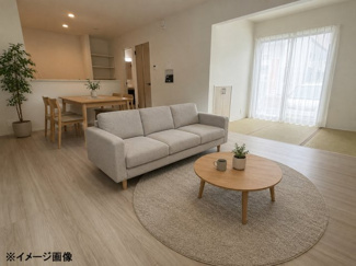 【居間・リビング】 | 安芸郡坂町小屋浦3丁目（JR小屋浦駅）全1棟 | キッチンから洗面室へスムーズに移動できる家事動線に優れたLDK。隣接する和室の扉を開放すれば、より広々とした一体感のある空間として活用可能。明るい木目調の床が室内を優しく開放的に演出します。