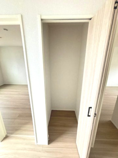 【収納】 | 安佐北区可部6丁目（全2区画）No2 | 各居室の外、共有スペースの廊下に設けられた物入。掃除用具や日用品のストック、季節物のアイテムなどを一括して収納できるため、住空間をよりすっきりと広く保つのに役立つ便利な配置です。