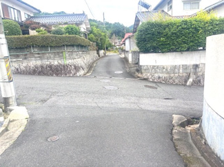 【前面道路含む現地写真】 | 安佐北区可部6丁目（全2区画）No2 | 物件周辺は、交通量の少ない落ち着いた街並みが広がります。角地風の立地で、開放感があるだけでなく、複数方向からのアクセスのしやすさも魅力です。