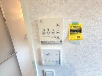【設備】 | 安佐北区可部6丁目（全2区画）No2 | 浴室の壁面に設置されたコントロールパネル。暖房、乾燥、涼風、換気といった多彩な機能を指先ひとつでスムーズに切り替え可能です。24時間換気機能も備え、浴室内の結露やカビの発生を抑えます。