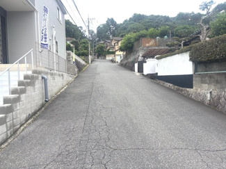 【前面道路含む現地写真】 | 安佐北区可部6丁目（全2区画）No2 | 物件前面の道路は、閑静な住宅街へと続く落ち着いた環境です。高台に位置するため、通風や採光に優れています。舗装された道路で、日々の車の出し入れもスムーズに行えます。