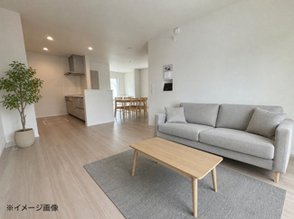 【居間・リビング】 | 安佐北区可部6丁目（全2区画）No2 | 1階に広がる21.5帖の大空間LDK。お料理中も家族との会話が弾む対面式キッチンを採用しています。内装は白を基調とした壁紙とナチュラルな木目調のフローリングで、明るい空間です。