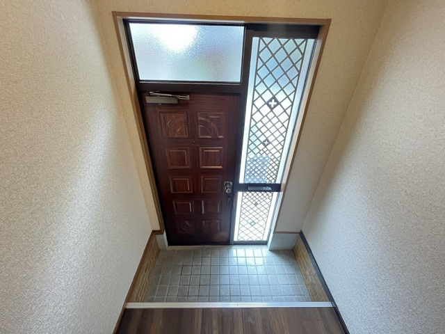 高松戸建の玄関