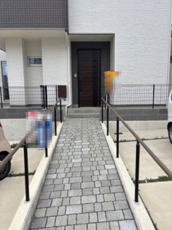 【玄関】 | 廿日市市宮島口上１丁目（宮島口駅）全2区画　A号棟 | 手すりがある玄関
