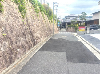 【前面道路含む現地写真】 | 西区己斐上3丁目（全2区画）No1 | 北西側幅員約4mの公道に接道。落ち着いた住宅街に位置しており、車の出し入れや日々の移動もスムーズに行えます。己斐上小学校まで徒歩圏内の便利な立地です。