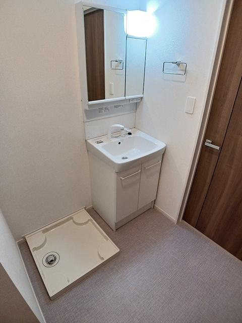 シャトーＫＩＮＫＩ　Ａの洗面所|三面鏡付きシャンプードレッサー