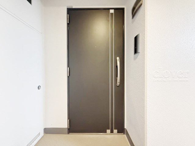 【その他共用部分】 | 日神パレステージ南大井 | ダブルロック式の玄関ドアが皆様をお出迎え。お部屋のセキュリティの観点からも、うれしい設備ですね。玄関の色もシックで良い感じです。～即日のご見学可能～　お問合せはお気軽にどうぞ。