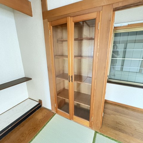 荒川邸貸家の収納|和室8帖本棚