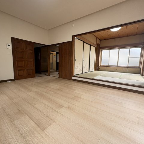 荒川邸貸家の居間・リビング|ゆったり過ごせる居間です