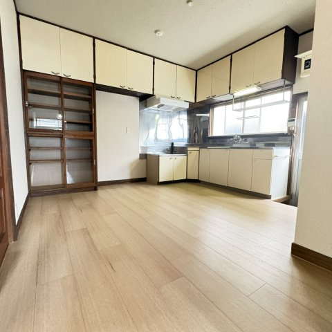 荒川邸貸家のキッチン|コンパクトなキッチンで掃除もラクラク