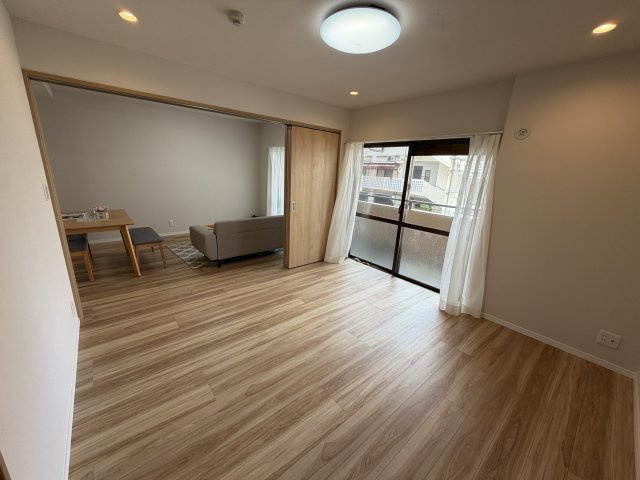 ライオンズマンション松山の洋室