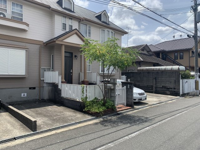 ストークハイツ北桜塚の駐車場