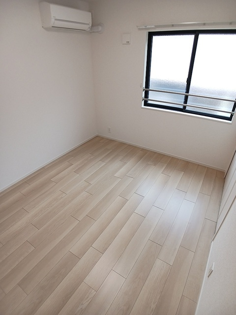 シャトーＫＩＮＫＩ　Ａの寝室|寝室にもエアコンあり