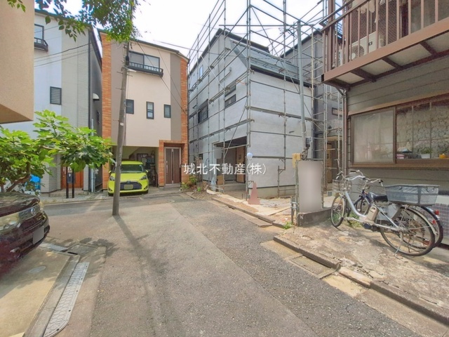 杉並区南荻窪3丁目 全2棟B号棟の前面道路含む現地写真|東側4.00㎡私道に面する戸建て
南に川を望む、開放感あふれる住まい