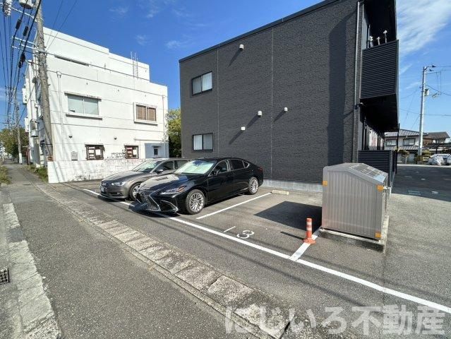 ヴレクールBの駐車場