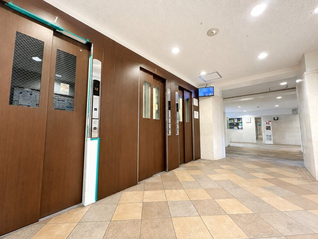 宇喜田ホームズのその他共用部分|出勤や通学のラッシュ時にも便利なエレベーター3基を完備！さらに安心のモニター付き♪
