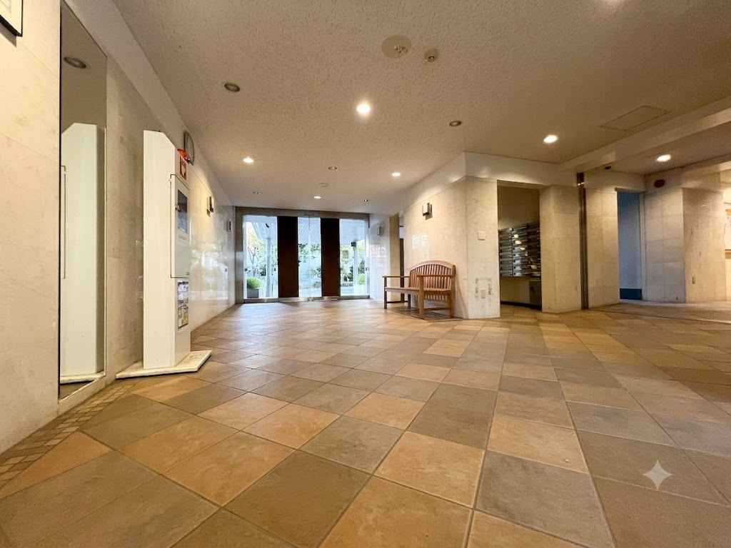 宇喜田ホームズのロビー|住まいの第一印象を美しく彩る上質なエントランスホール。訪れる人を優雅に迎えます。